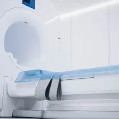 Nowoczesny aparat do rezonansu magnetycznego kręgosłupa lędźwiowo-krzyżowego, gotowy do badania.