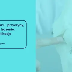 Model kolana z widocznym uszkodzeniem rzepki, wskazującym na złamanie. Tekst informuje o przyczynach, objawach i leczeniu.