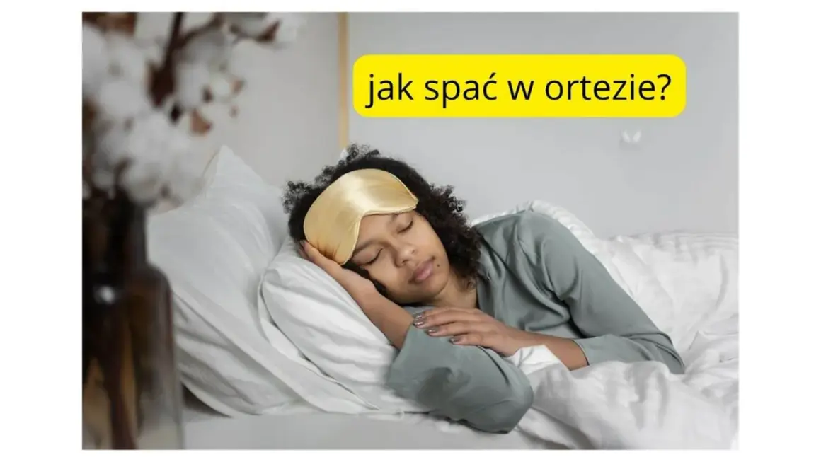 Kobieta śpi w łóżku z maską na oczach. Tekst na żółtym tle: "jak spać w ortezie?". Podpowiadamy, jak spać po artroskopii barku.