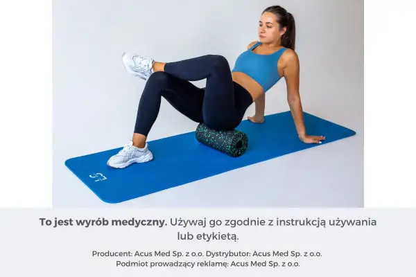 Kobieta masuje mięsień gruszkowaty rollerem, łagodząc punkty spustowe.
